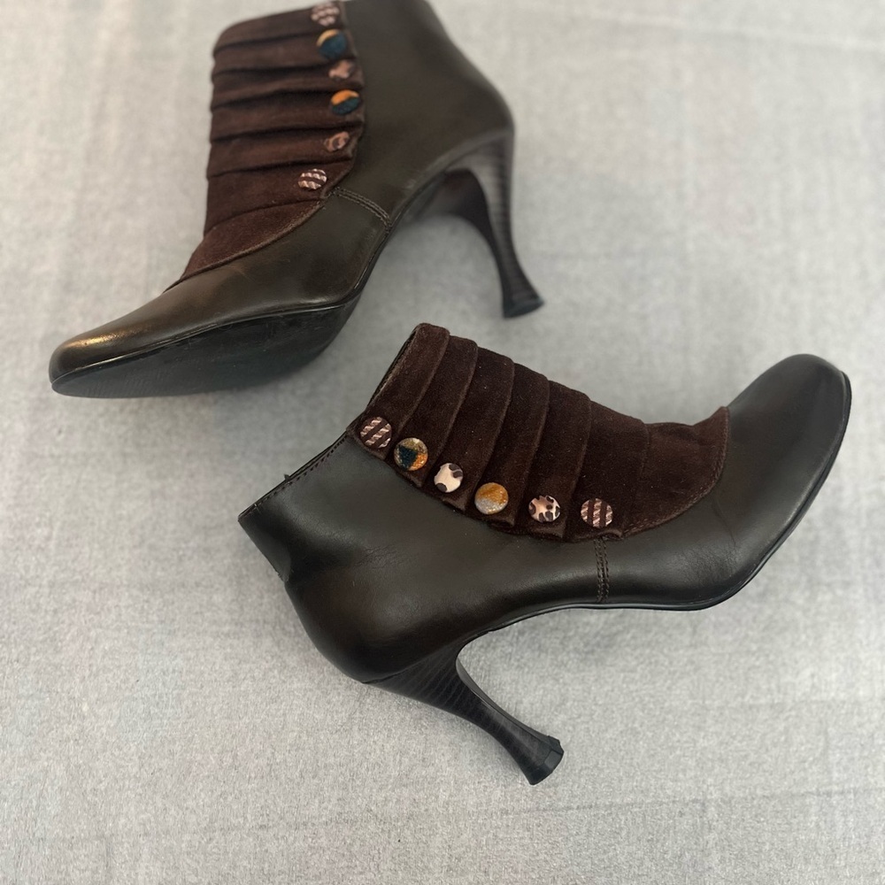 [37/6-6.5]MUDD Retro Brown Velvet Button Heel Ankle Boots